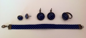 Boucles d'oreilles puces 8€. Boucles d'oreilles dormeuses 10€. Bague cabochon 10€. Bracelet en tissu 10€.