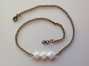 Collier avec perles losange nacre 12€