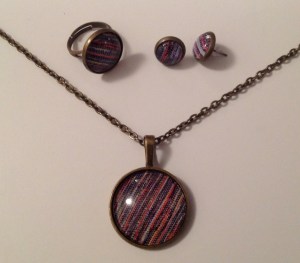 Collier 15€. Bague 10€.  Boucles d'oreilles puces 8€