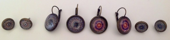 Puces cabochon 10mm. Dormeuses cabochon 16mm 10€ la paire.