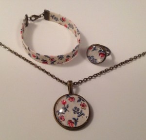 Bracelet en tissu 10€.  Bague 10€.  Collier longueur de chaîne au choix 15€.