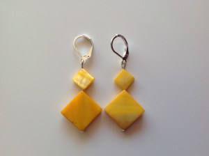 boucles d'oreilles jaunes nacré 