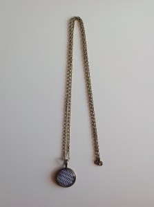 collier graphique bleu et blanc