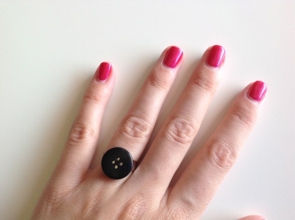bague bouton noir