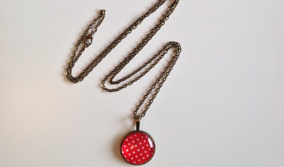 sautoir cabochon rouge à pois