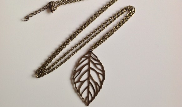 collier pour apporter une touche dorée au visage