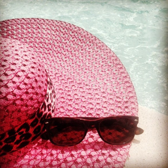 lunette de soleil et chapeau